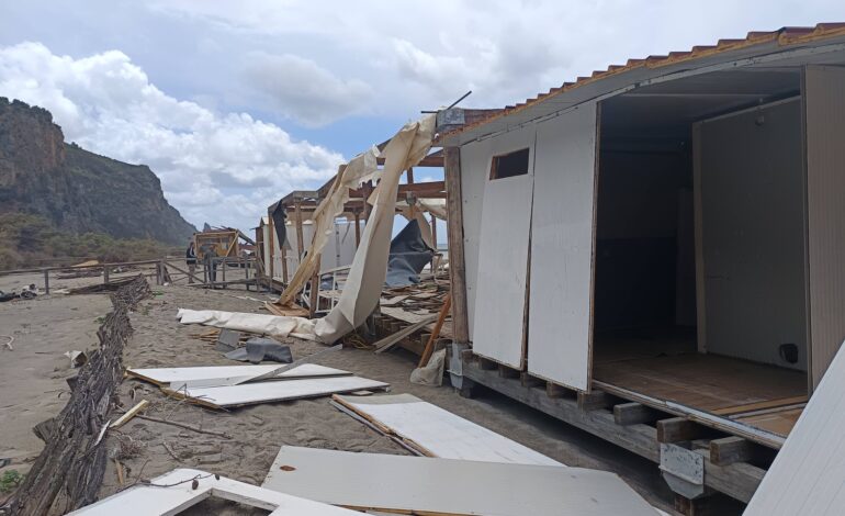 Tromba marina devasta due lidi a Camerota, Confesercenti: “Basta attacchi ai balneari”