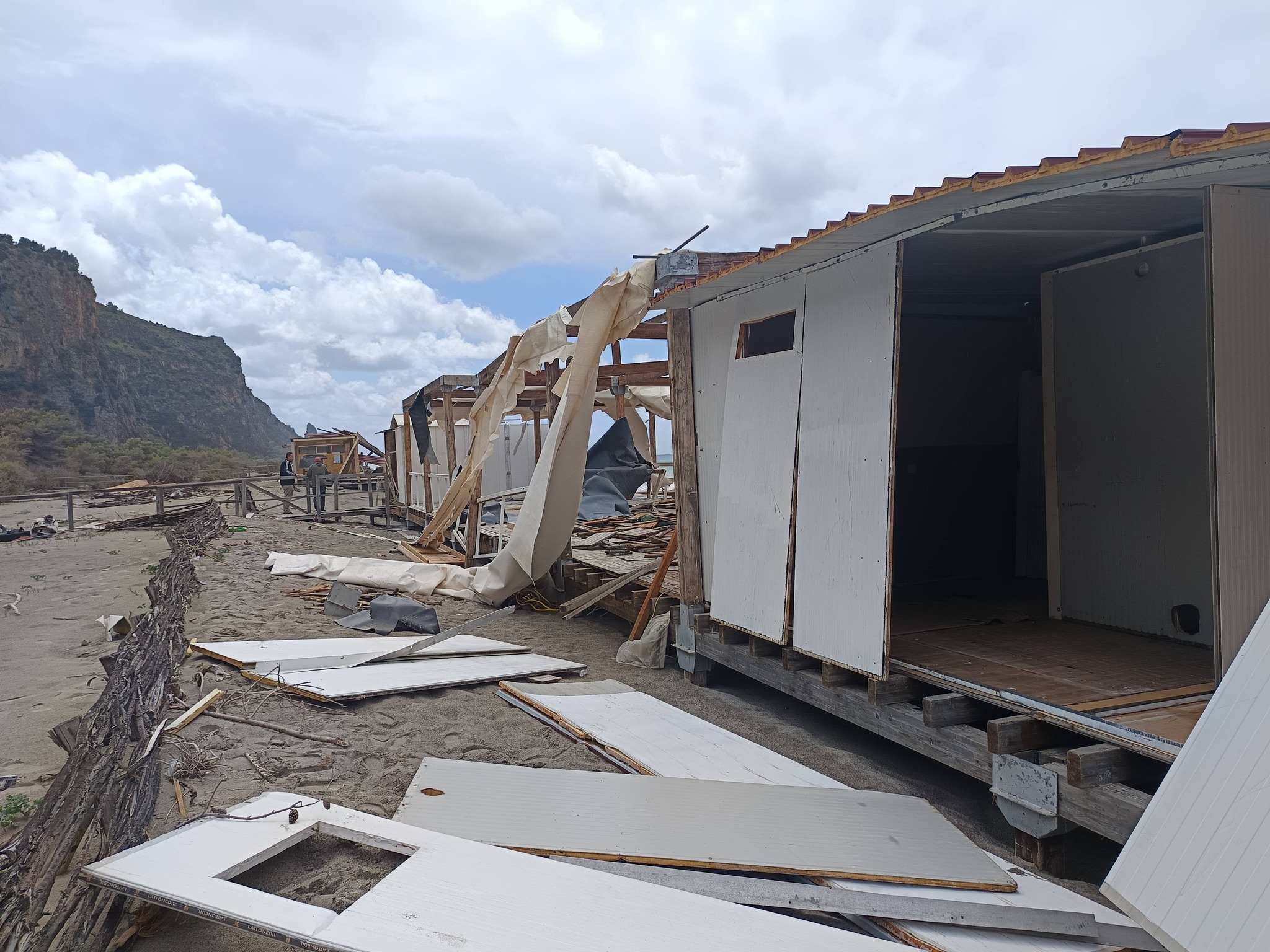 Tromba marina devasta due lidi a Camerota, Confesercenti: “Basta attacchi ai balneari”